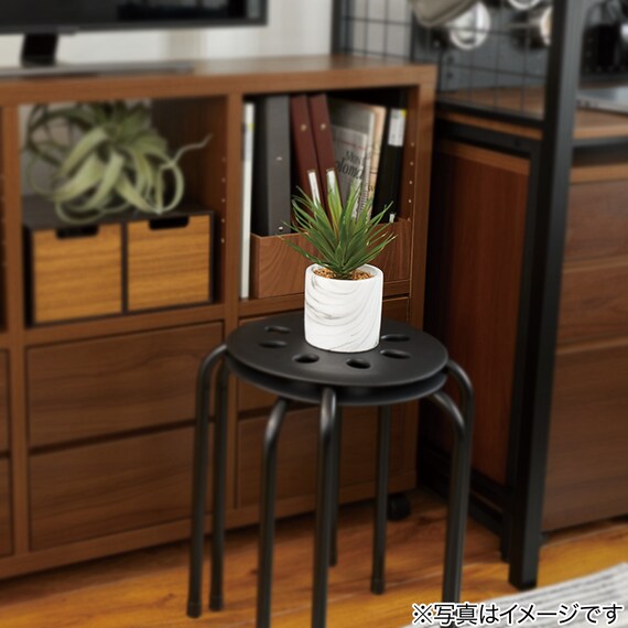 SWORD GRASS IN CEMENT POT HA34117GN